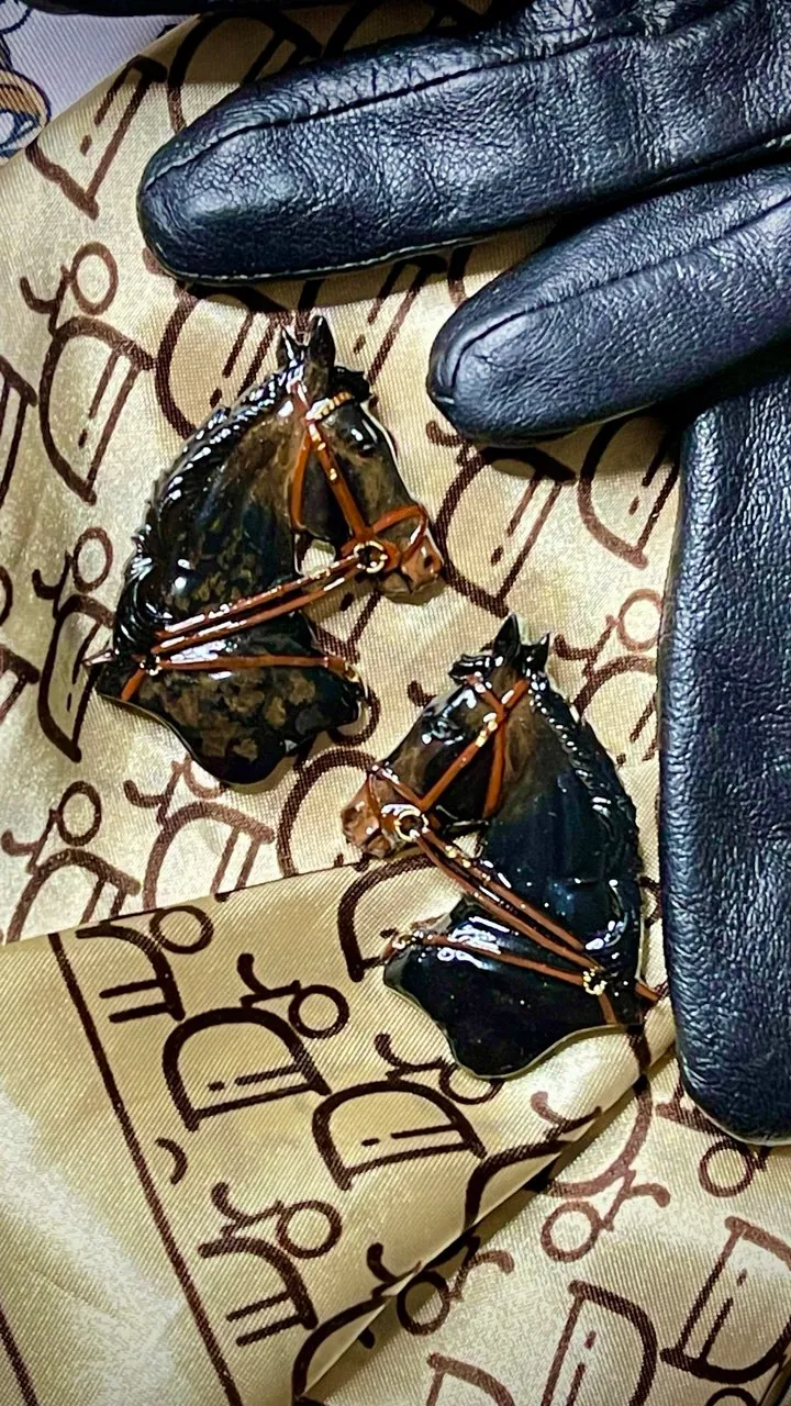 Брошь Караковый конь