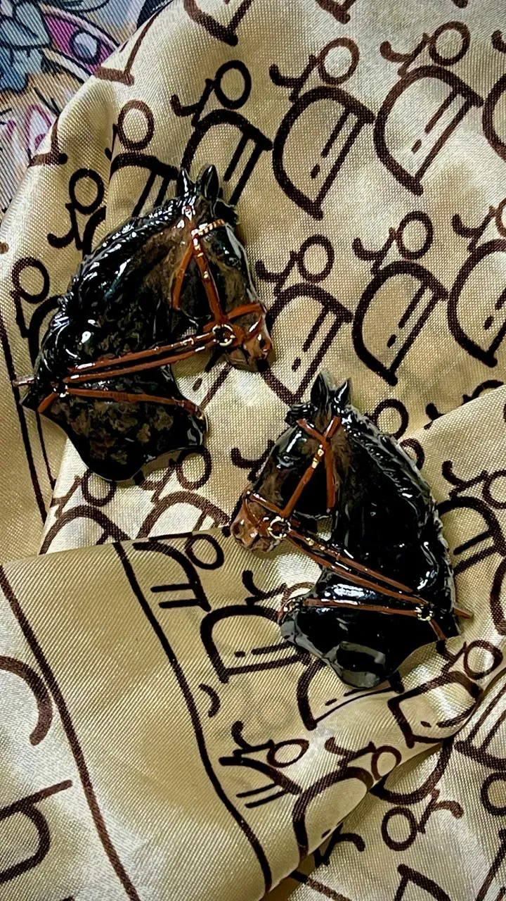 Брошь Караковый конь