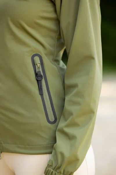 Ветровка с капюшоном