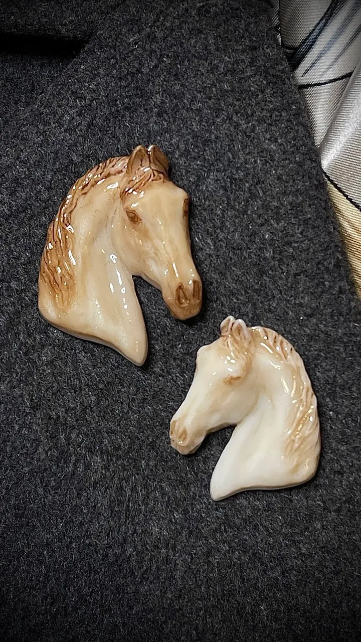 Брошь Конь слоновая кость (имитация)