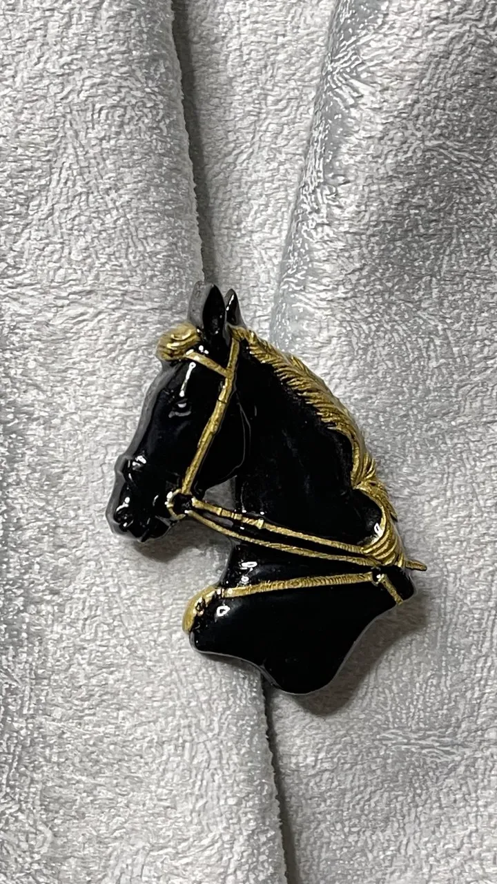 Брошь Вороная в золоте