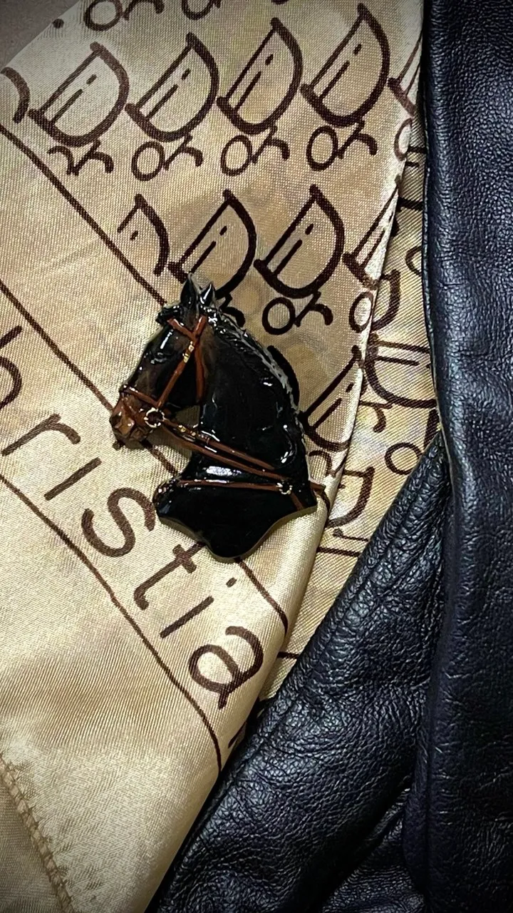 Брошь Караковый конь