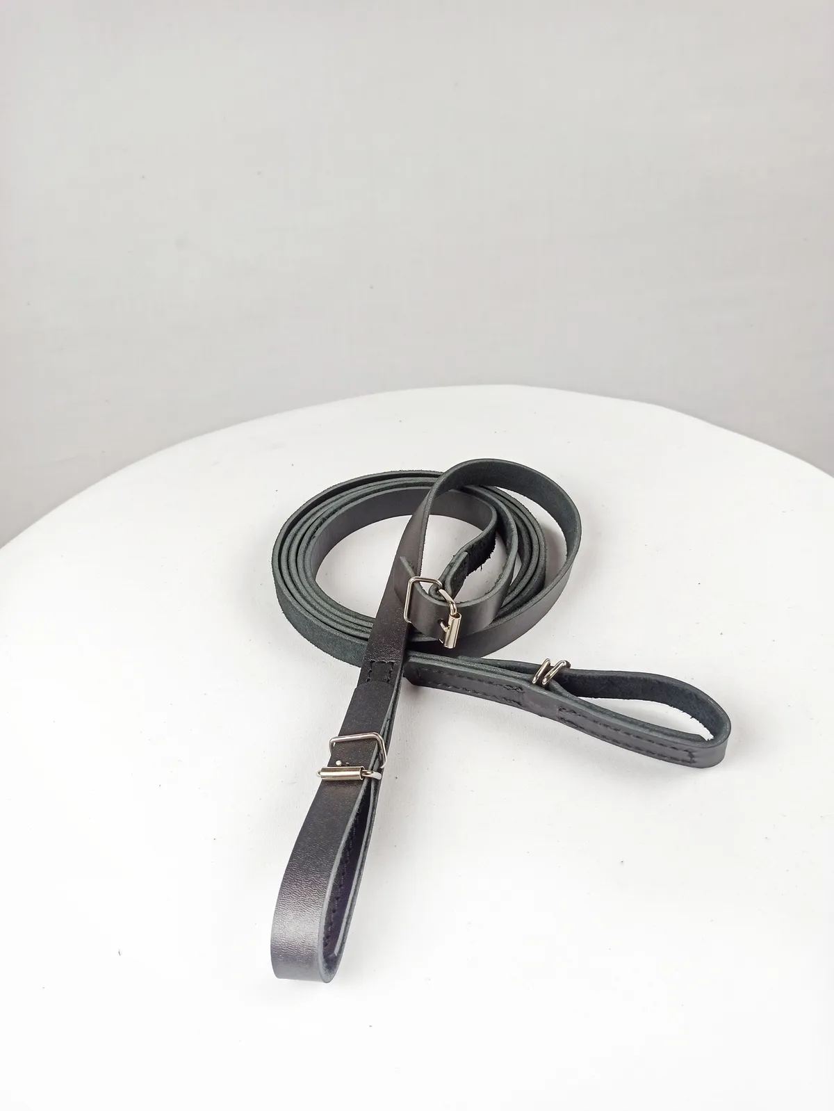 Повод для лошади из натуральной кожи 285 см. черного цвета разъединяющийся