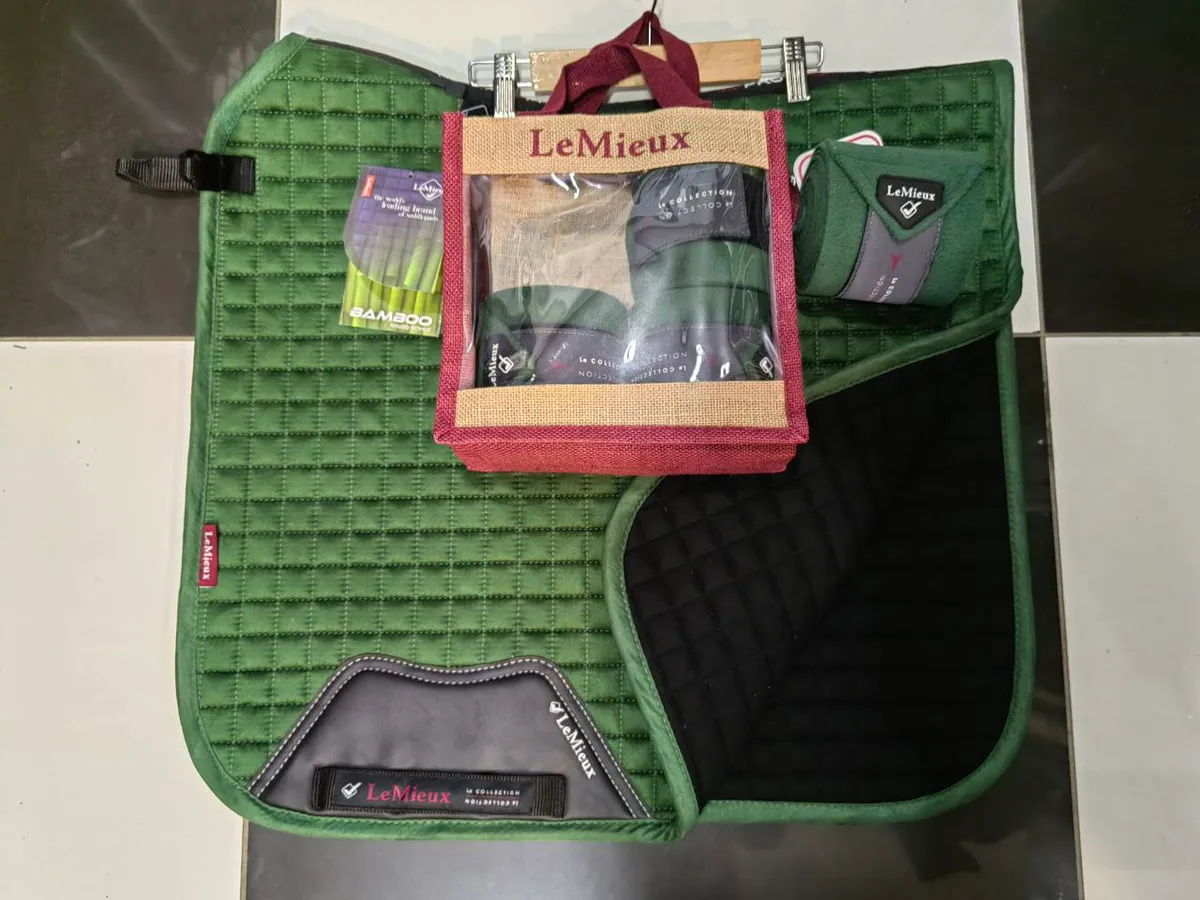 Комплект "LeMieux" выездк. вальтрап + бинты