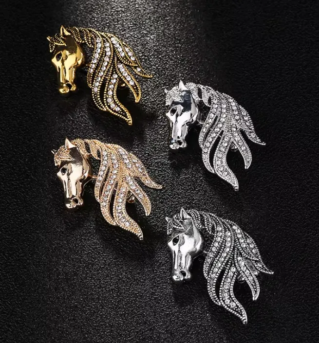Брошь в виде головы лошади с гривой из страз