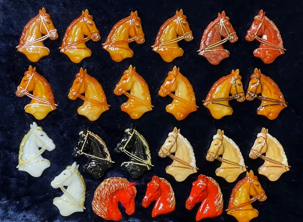 Брошь Рыжая лошадь янтарь (имитация)