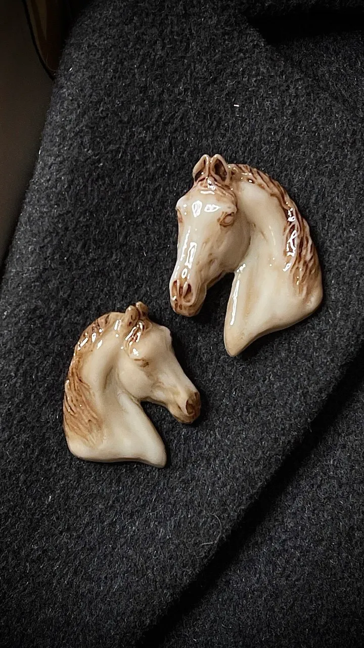 Брошь Конь слоновая кость (имитация)