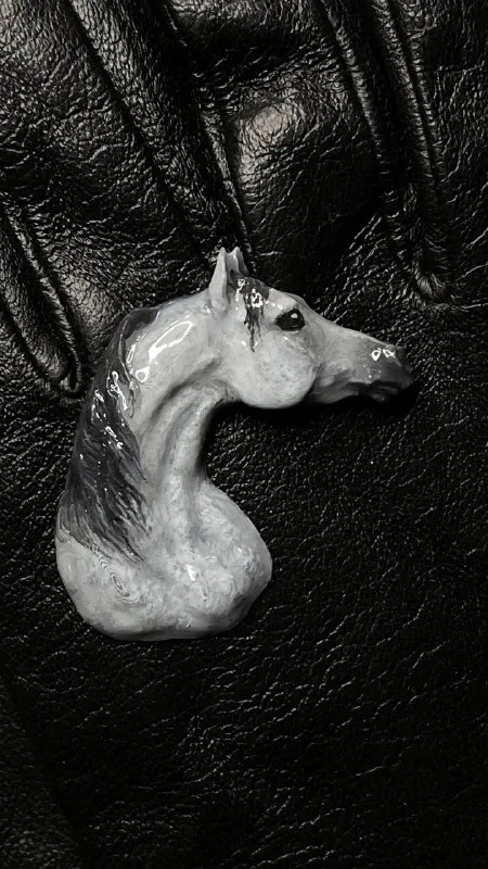 Брошь Араб серый в яблоках