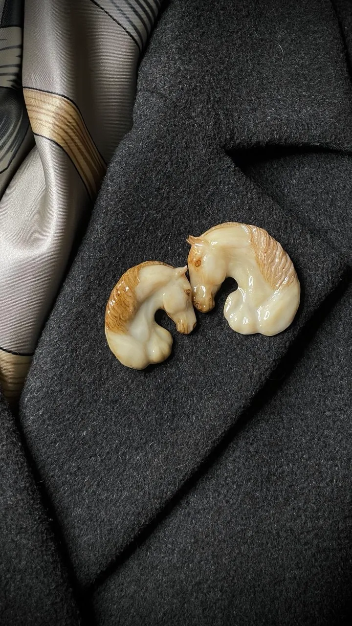 Брошь Тяжеловоз слоновая кость (имитация)