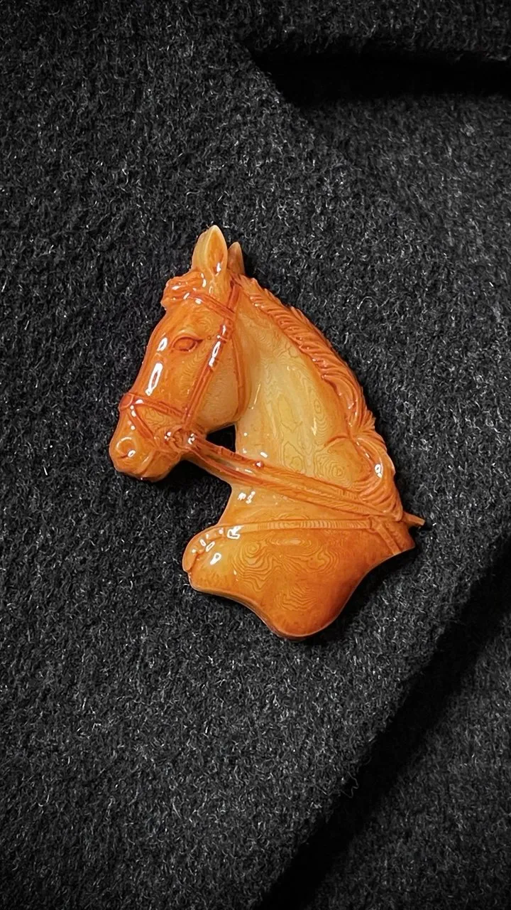 Брошь Рыжая лошадь янтарь (имитация)