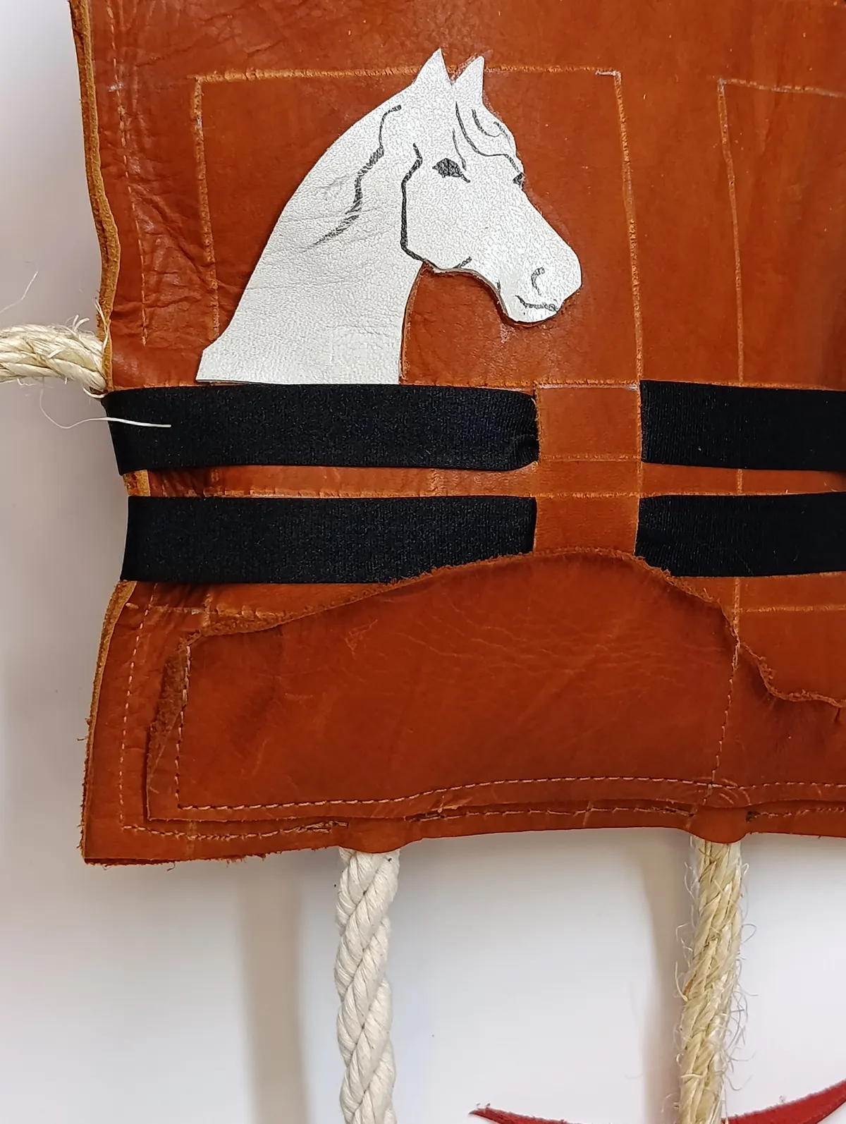 Игрушка для лошади в денник - Конюшня С элементами DIY Белый Конь (Серый)