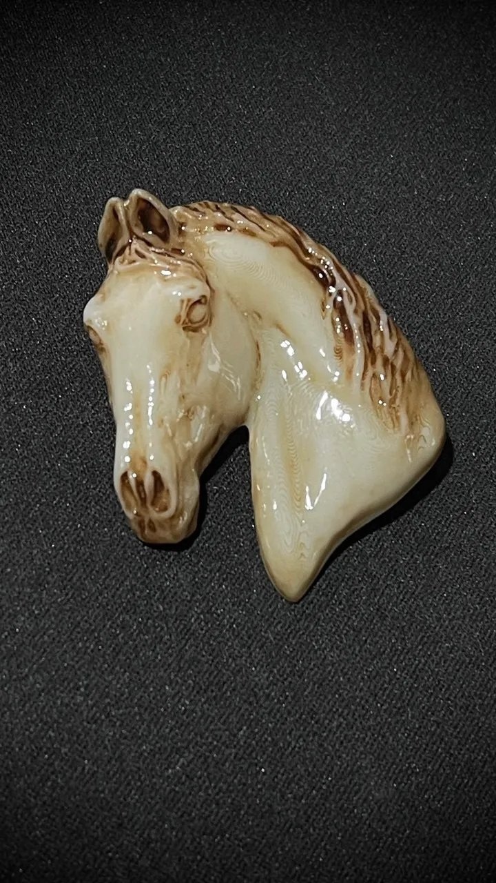 Брошь Конь слоновая кость (имитация)
