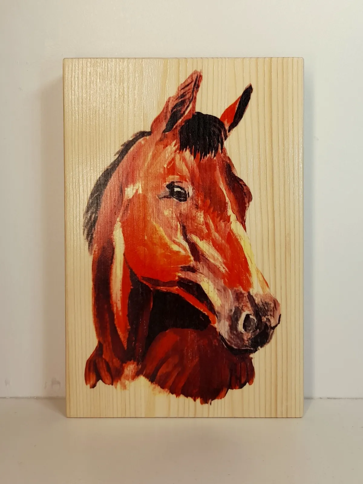 Панно на дереве. Голова лошади красная