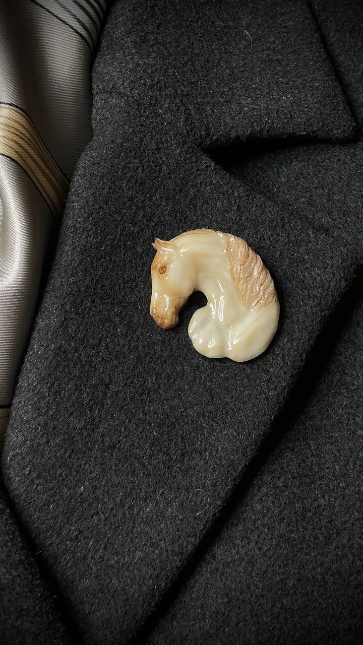 Брошь Тяжеловоз слоновая кость (имитация)