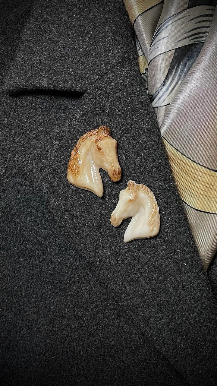 Брошь Конь слоновая кость (имитация)