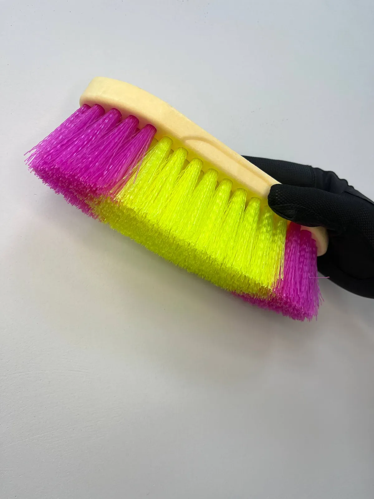 Щетка-сметка средней жесткости для чистки лошади