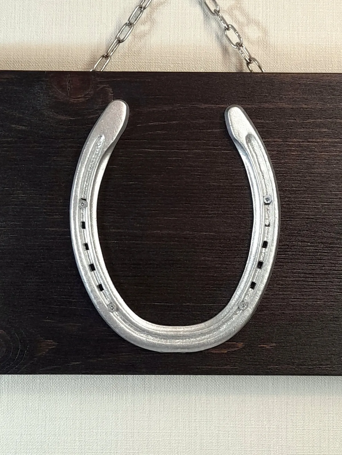 Подкова-сувенир «серебро» на черном с цепочкой. Панно на стену