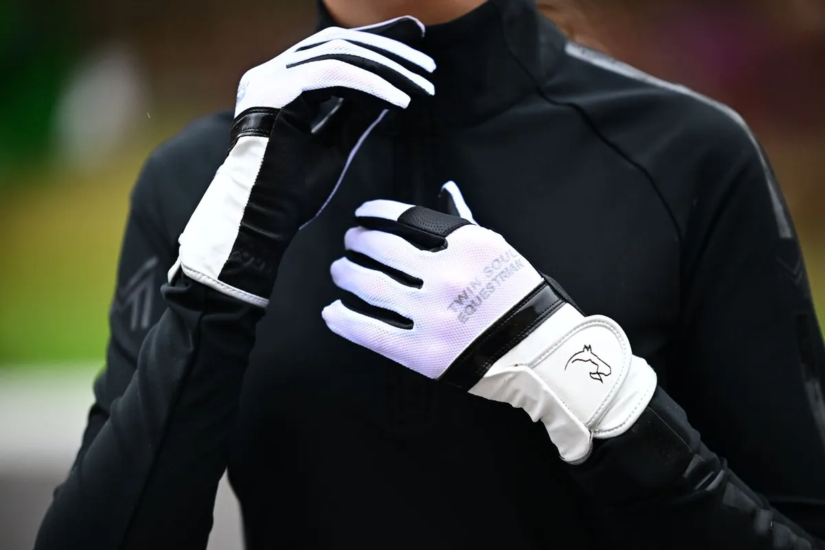 Перчатки черно-белые комбинированные (Эко-кожа и сетка), р-р 5(XXS), TwinSoul