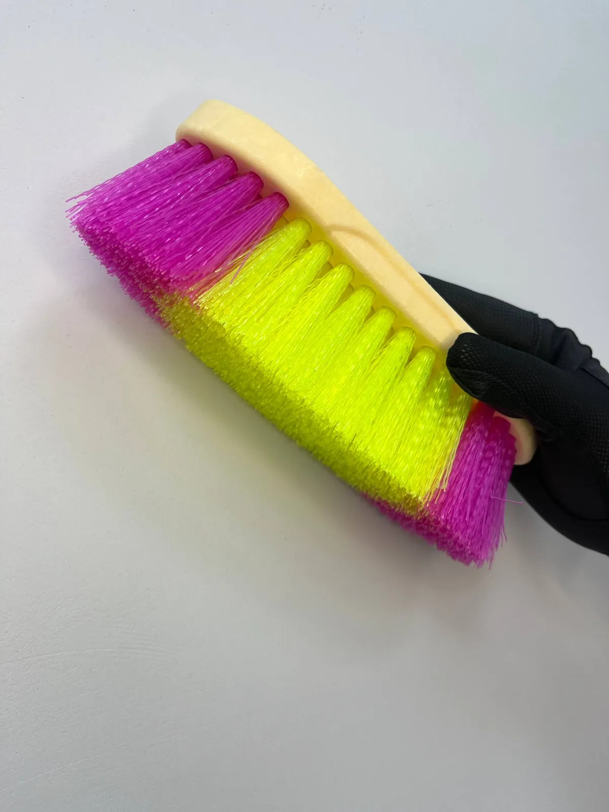 Щетка-сметка средней жесткости для чистки лошади