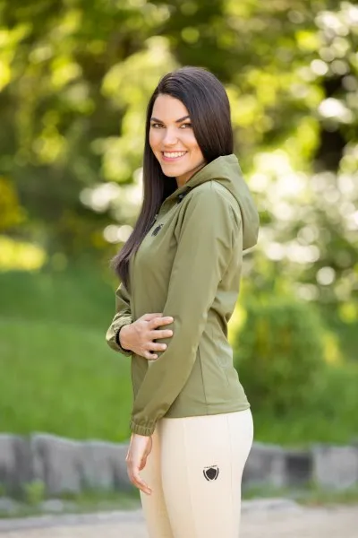 Ветровка с капюшоном