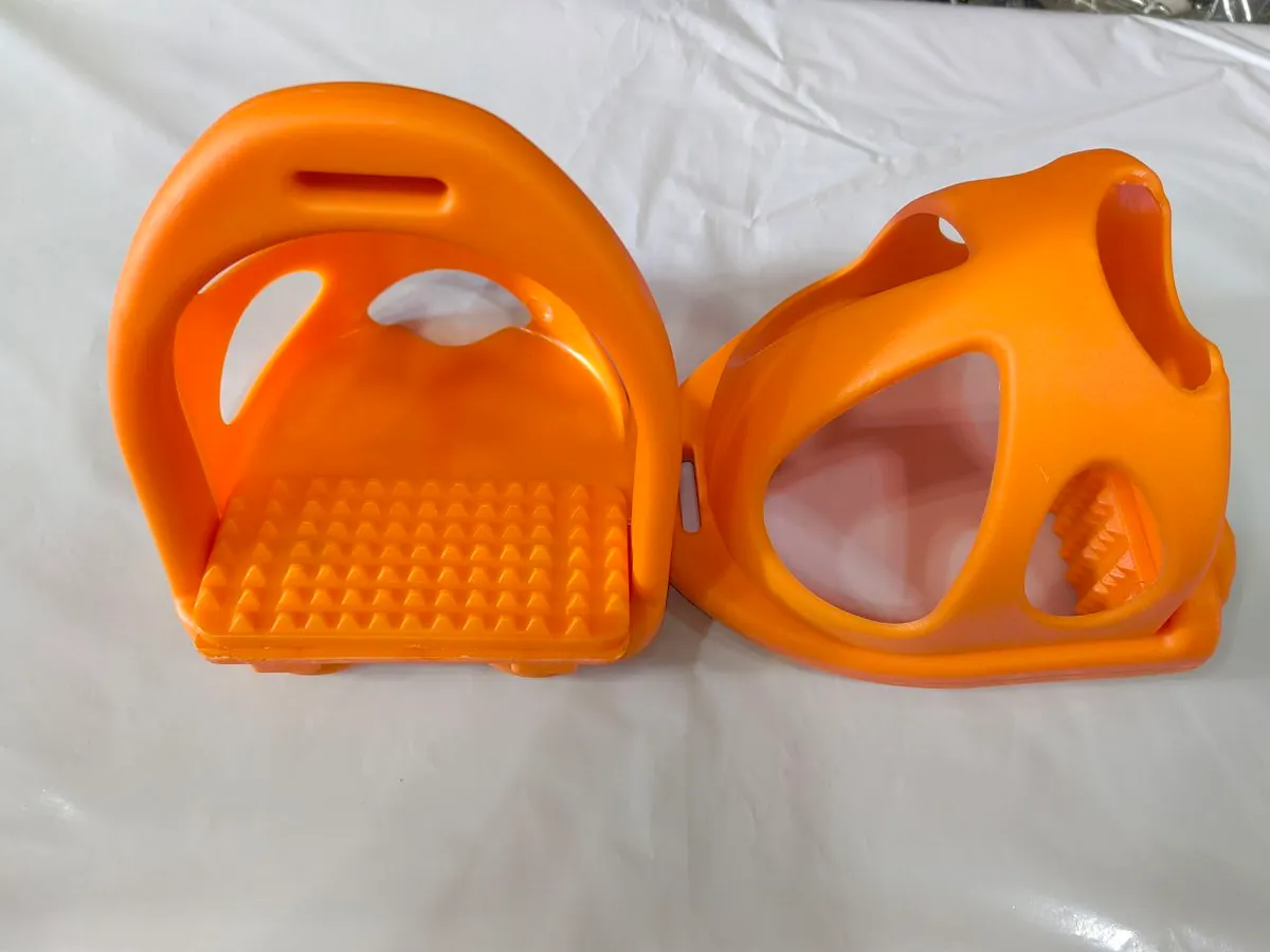 Стремена пластиковые с безопасными вставками Equiman