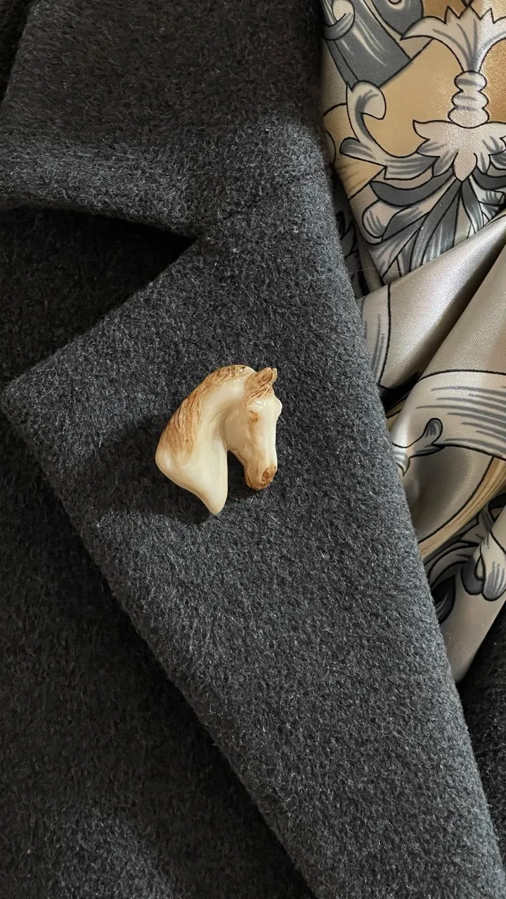 Брошь Конь слоновая кость (имитация)