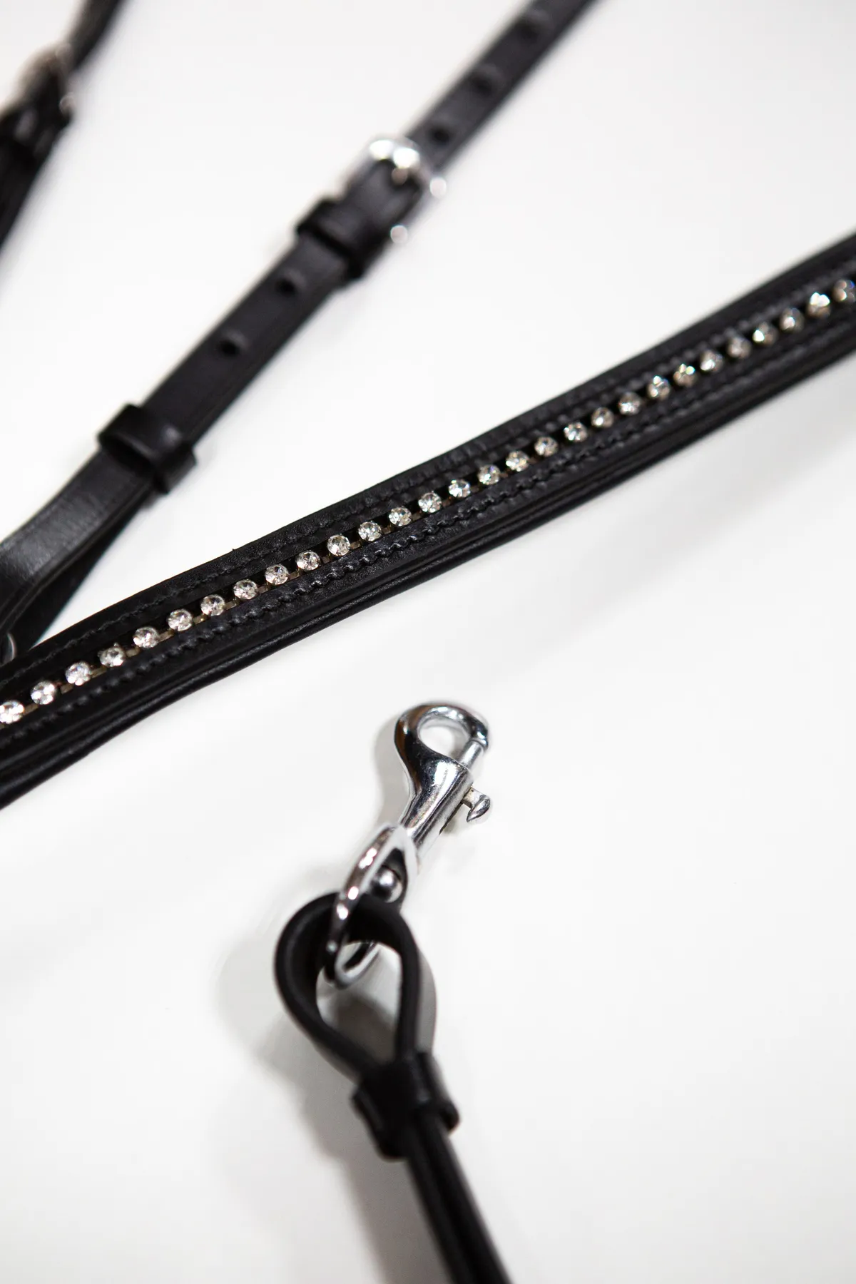 Подперсье Dana кожа, кристаллы, регулируемые усы