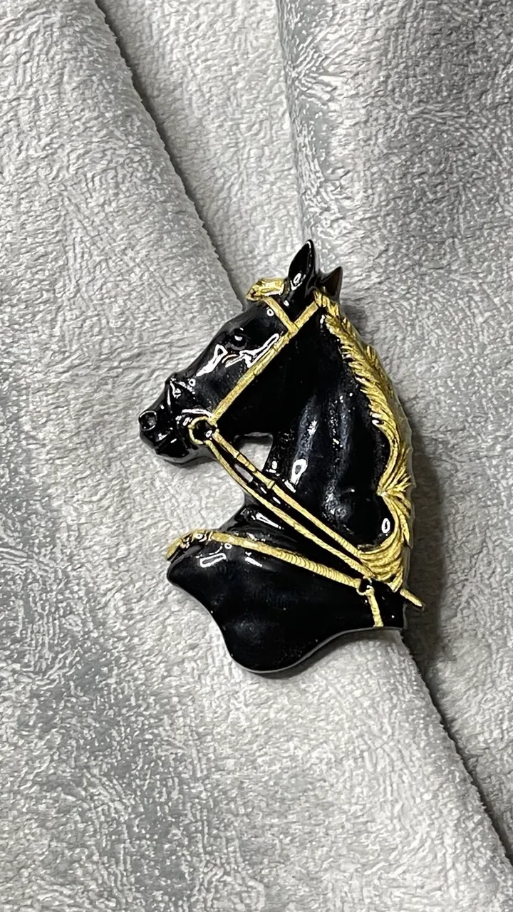 Брошь Вороная в золоте