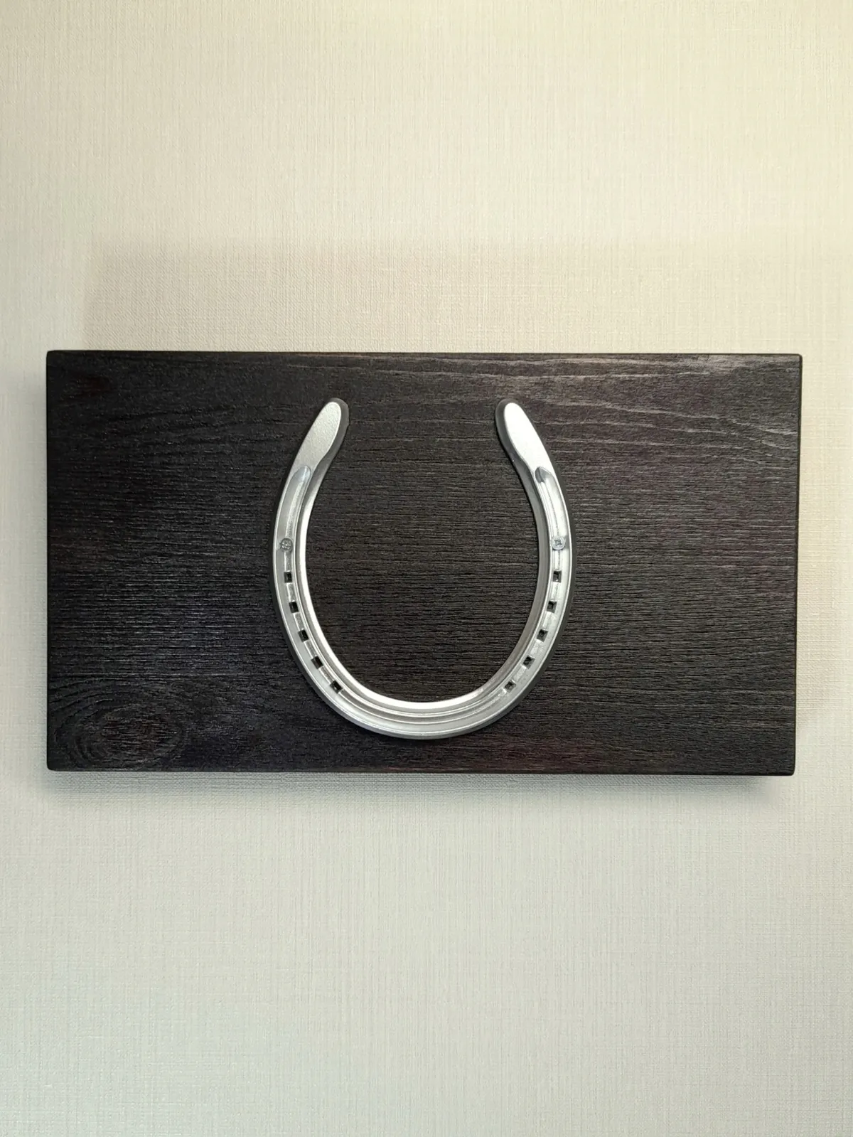 Подкова-сувенир «серебро» на черном. Панно на стену