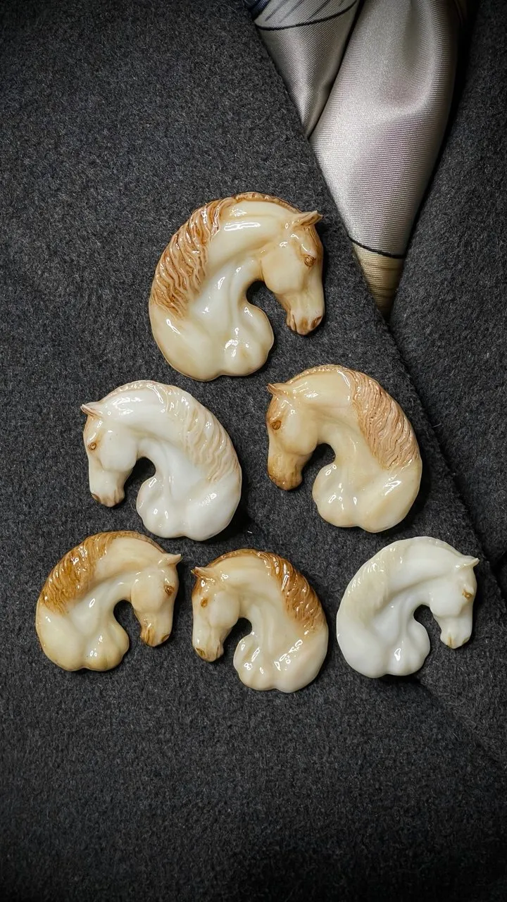 Брошь Тяжеловоз слоновая кость (имитация)