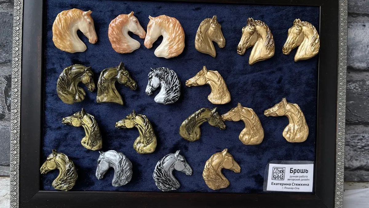 Брошь Орловский рысак золотистый