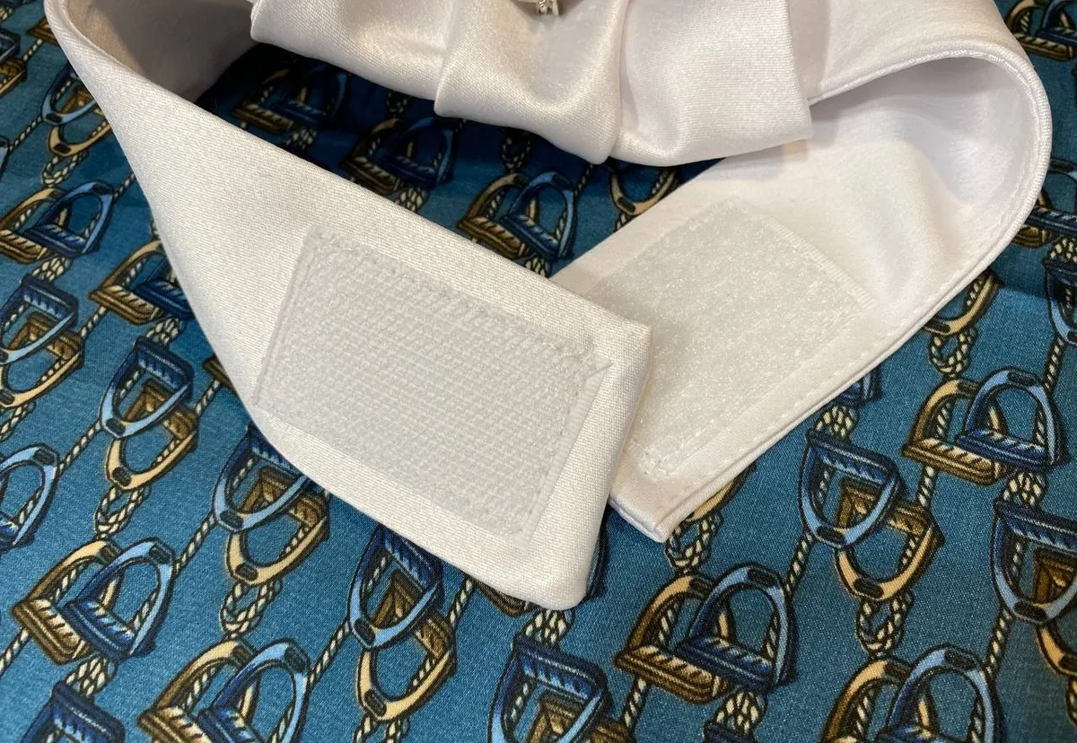 Манишка/Галстук детская для выступлений на соревнованиях по конному спорту, застежка на липучке с украшением, цвет белый.