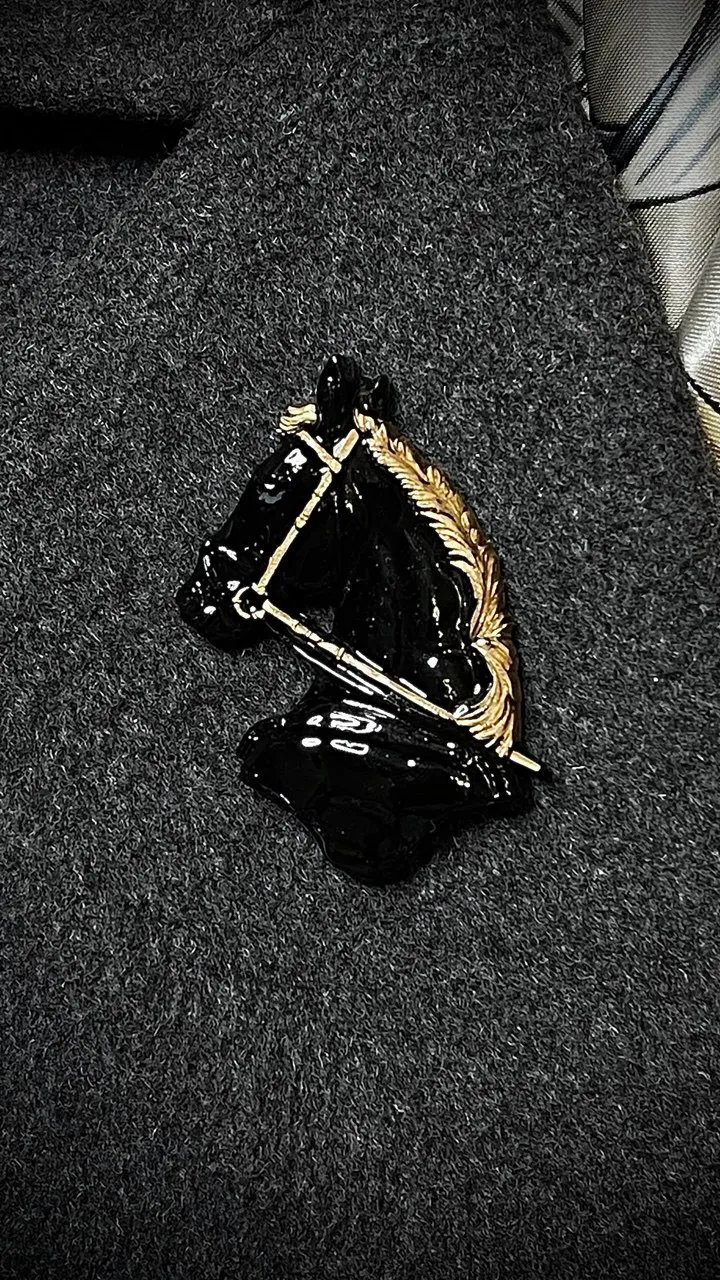 Брошь Вороная в золоте