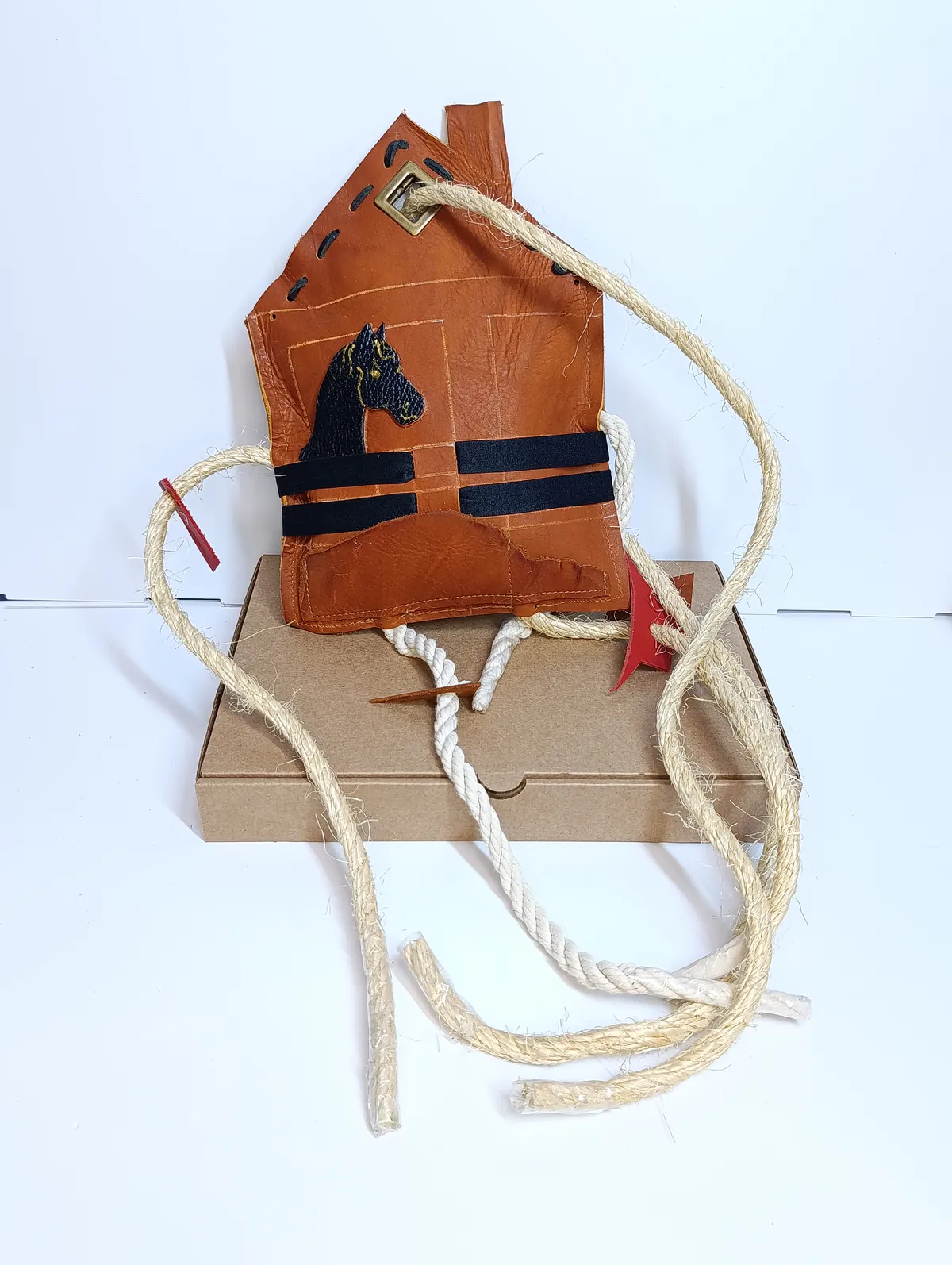 Игрушка для лошади в денник - Конюшня С элементами DIY Черный Конь (Вороной)