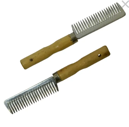Расческа для гривы и хвоста алюминиевая с деревянной ручкой