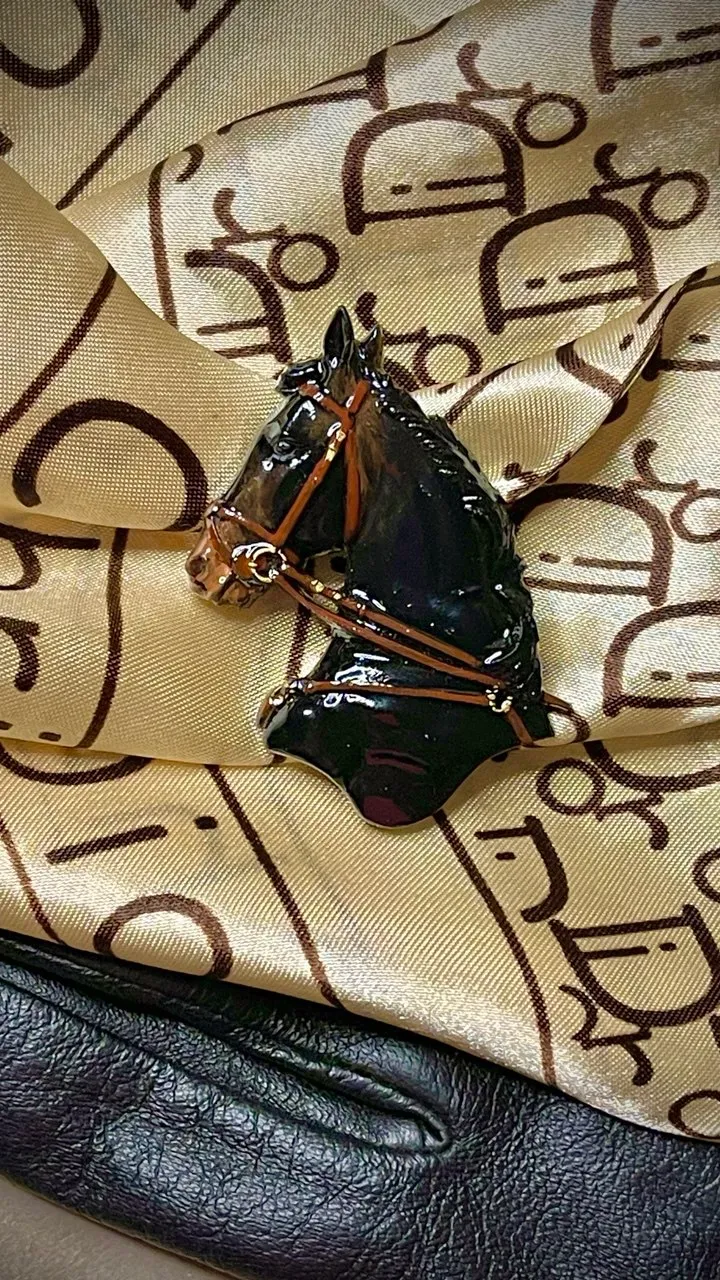 Брошь Караковый конь