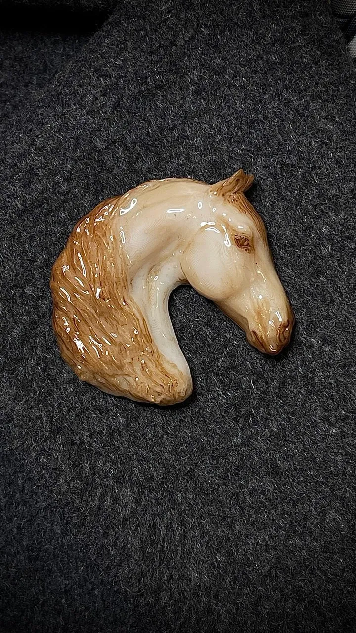 Брошь Орловский рысак слоновая кость (имитация)