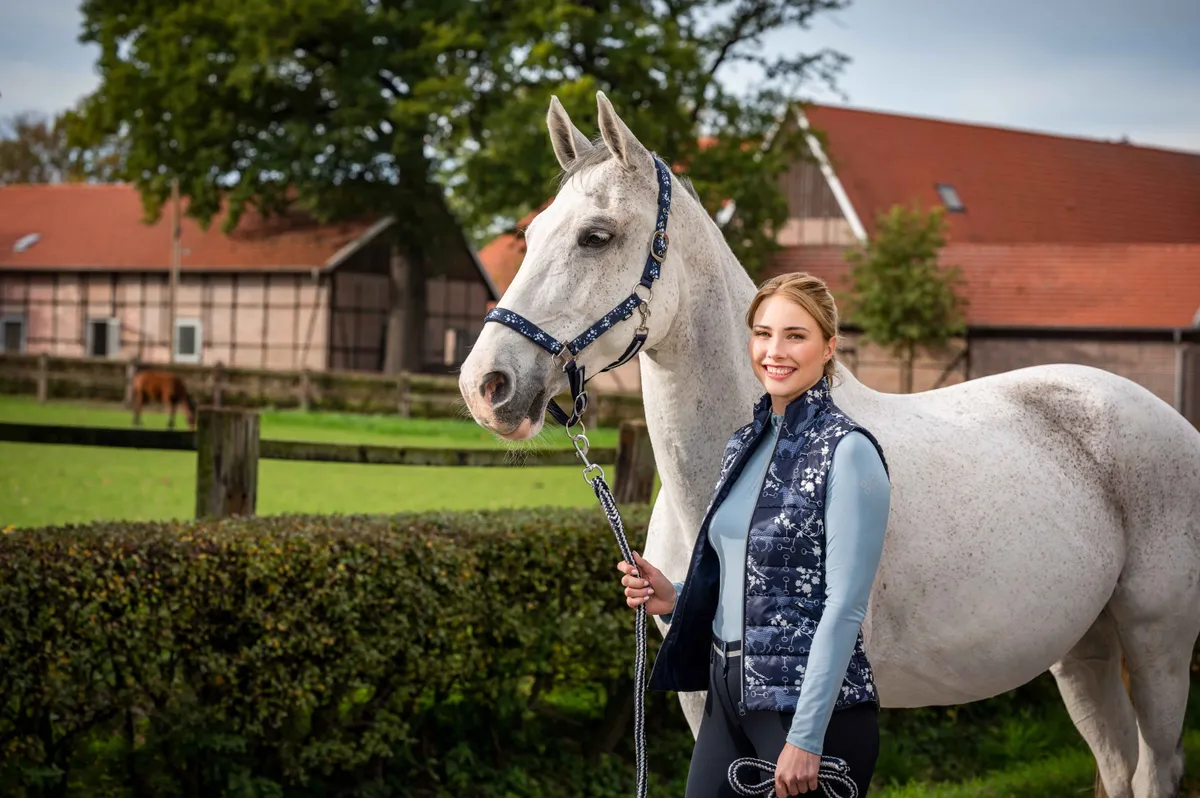 Жилетка Bloomsbury с лошадками HKM