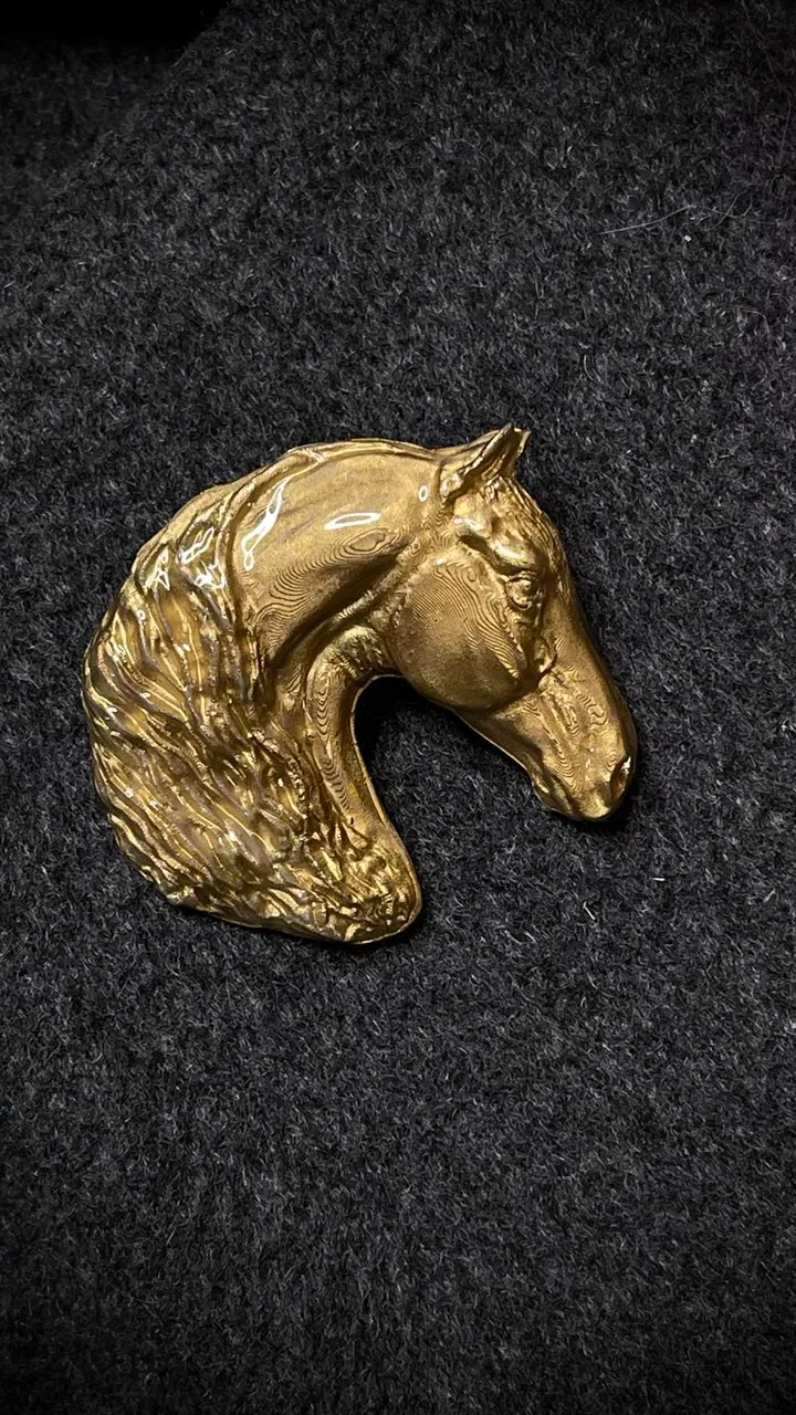 Брошь Орловский рысак золотистый