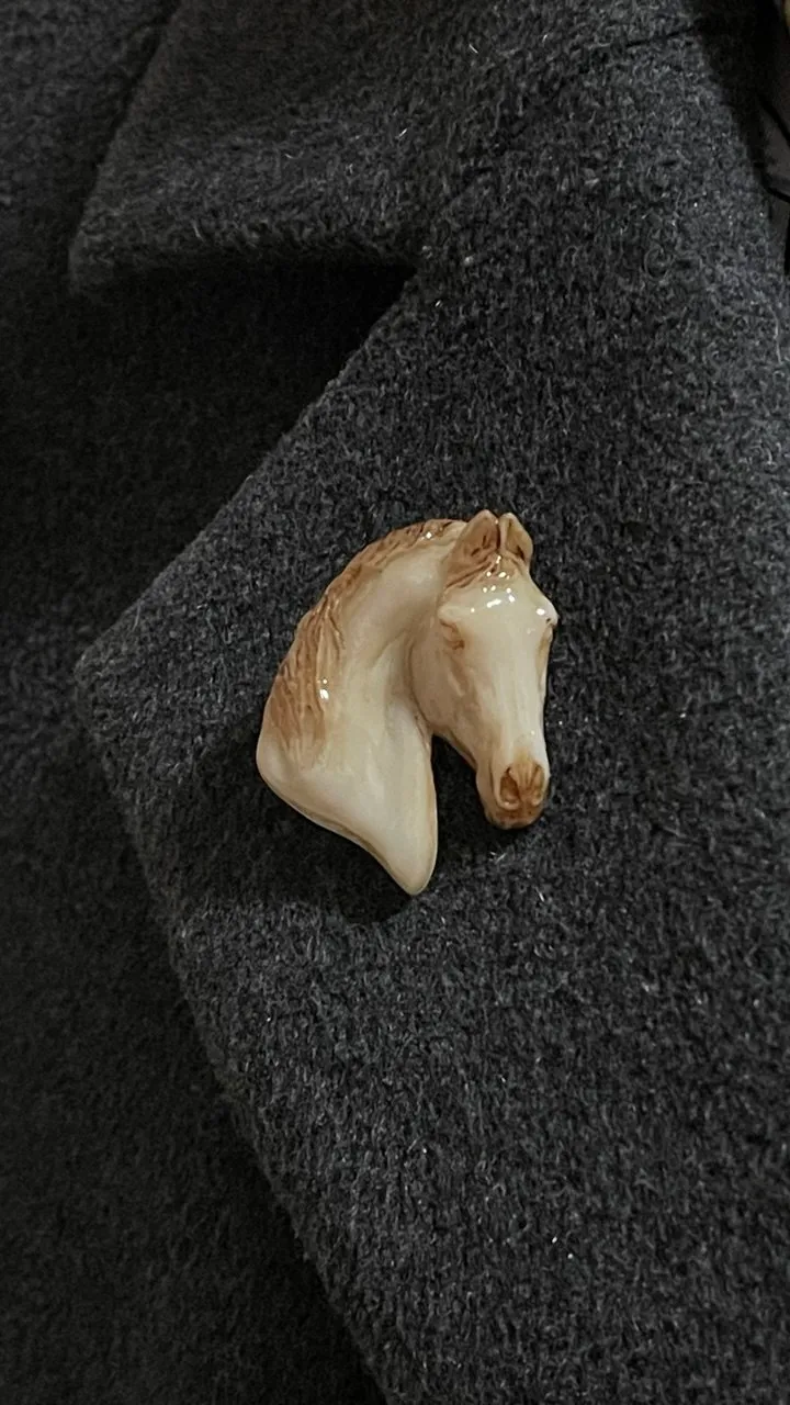 Брошь Конь слоновая кость (имитация)