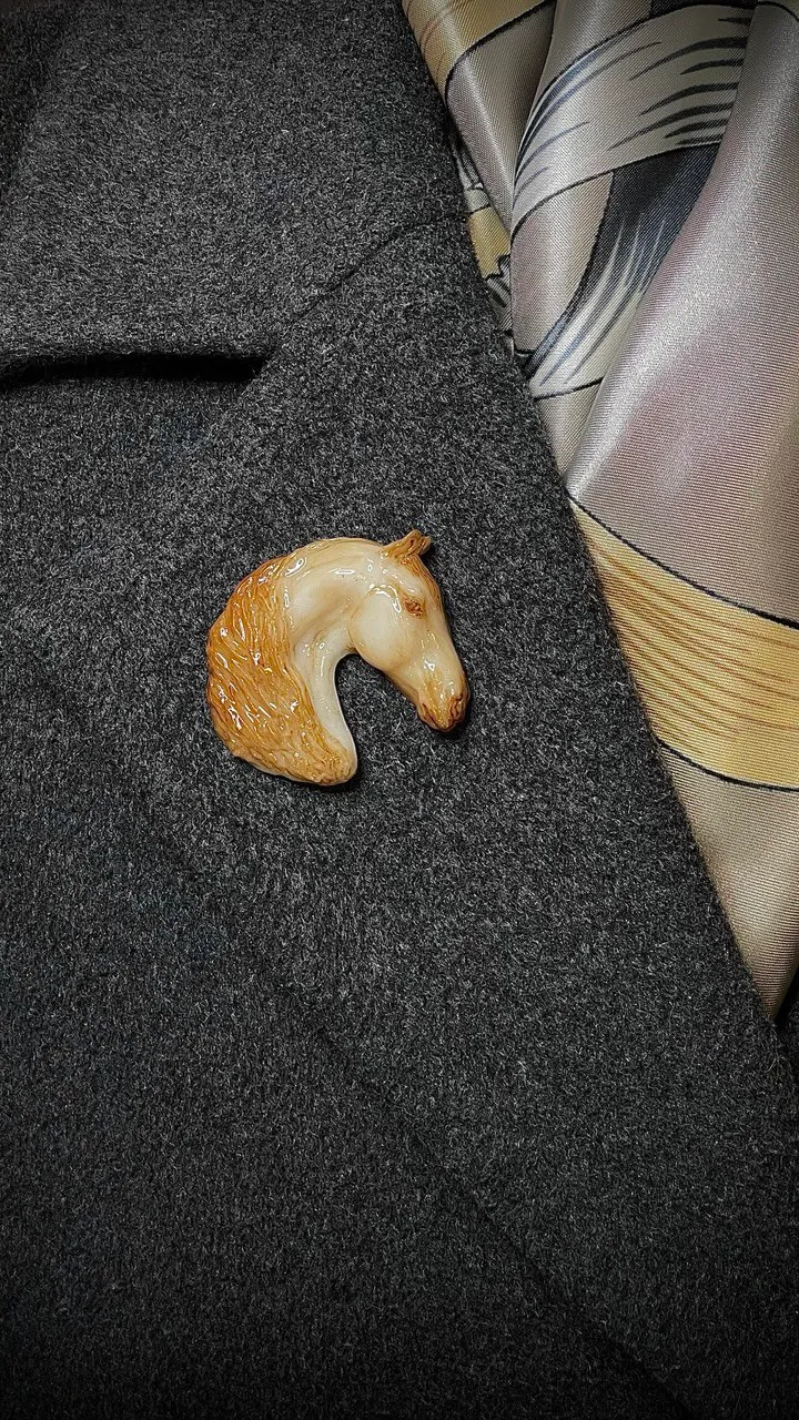 Брошь Орловский рысак слоновая кость (имитация)