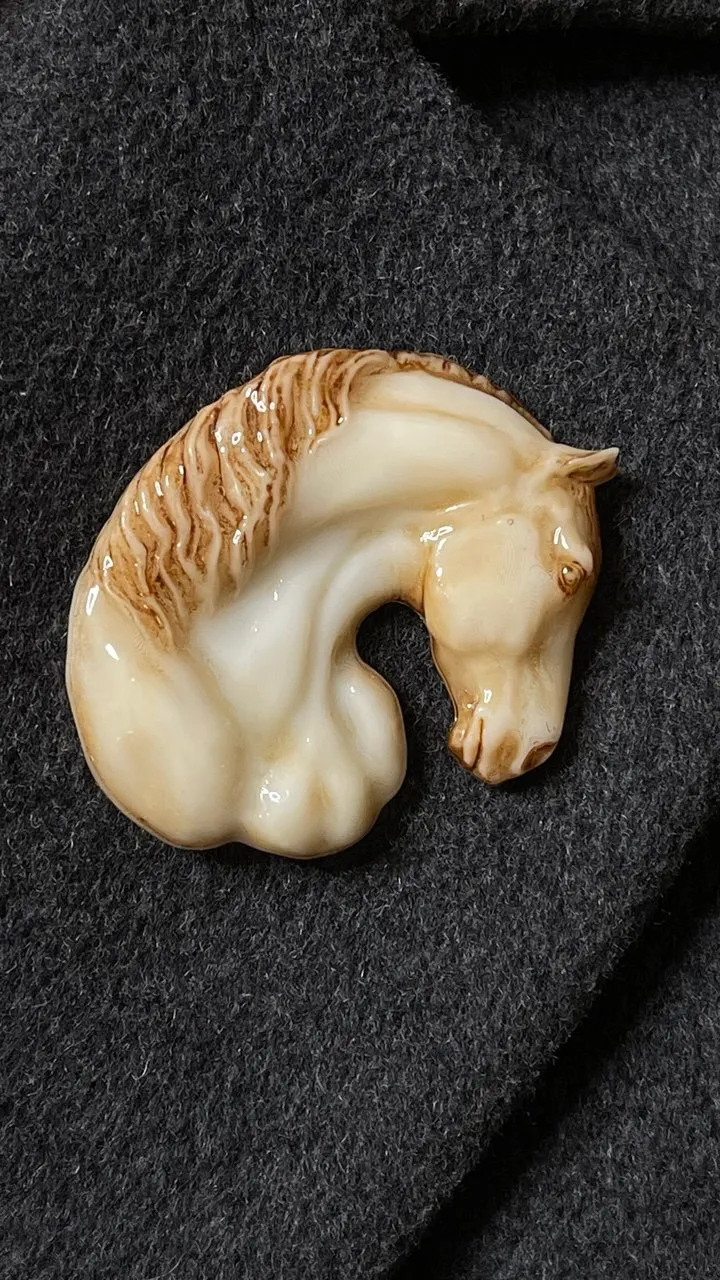 Брошь Тяжеловоз слоновая кость (имитация)