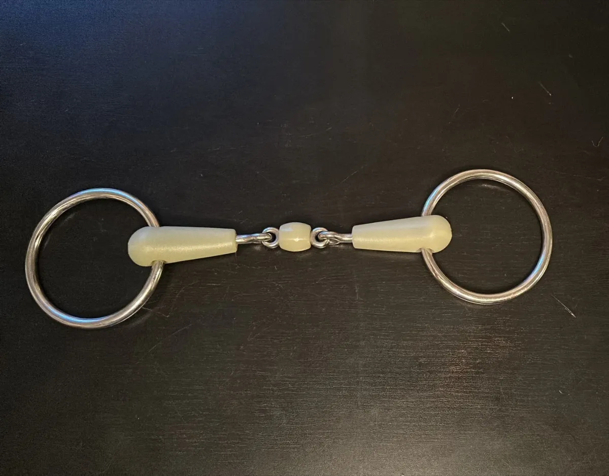 Трензель - восьмёрка пластиковый