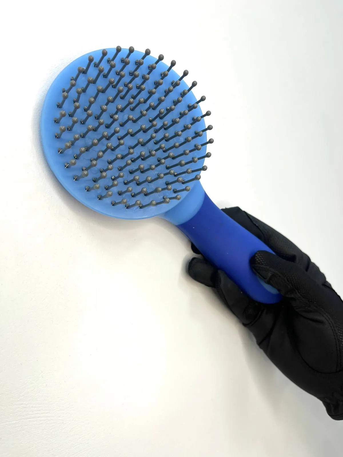 Расческа для ухода за лошадью голубая