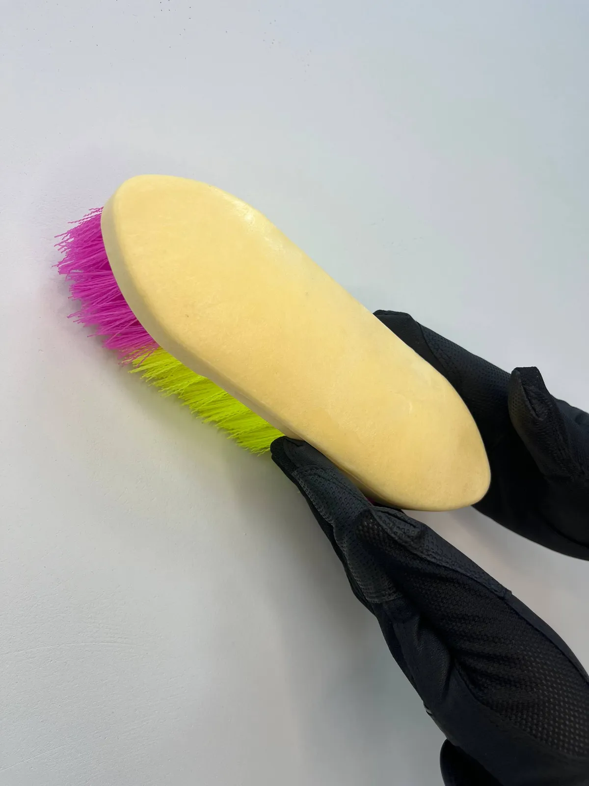 Щетка-сметка средней жесткости для чистки лошади