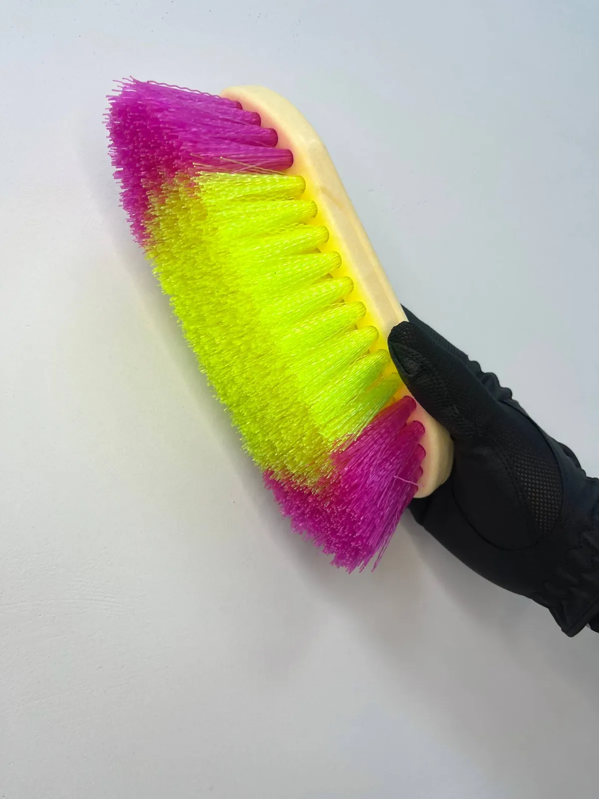 Щетка-сметка средней жесткости для чистки лошади