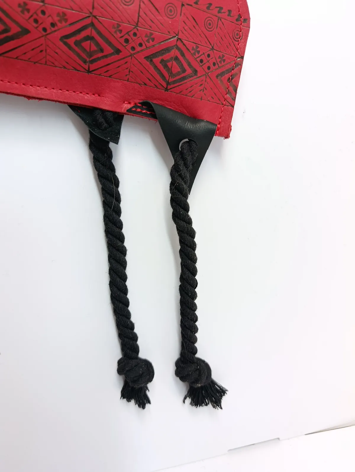 Игрушка для лошади Мезенский конь Красный с дозатором корма