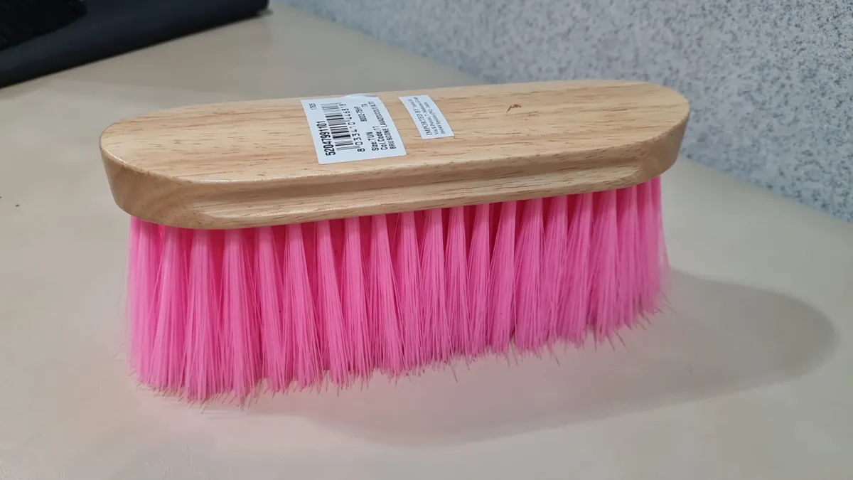 Щетка смётка с длинным ворсом на деревянной основе Tattini