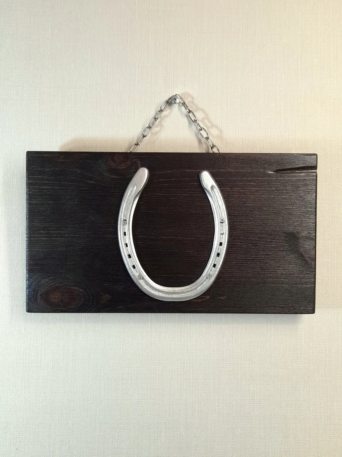 Подкова-сувенир «серебро» на черном с цепочкой. Панно на стену