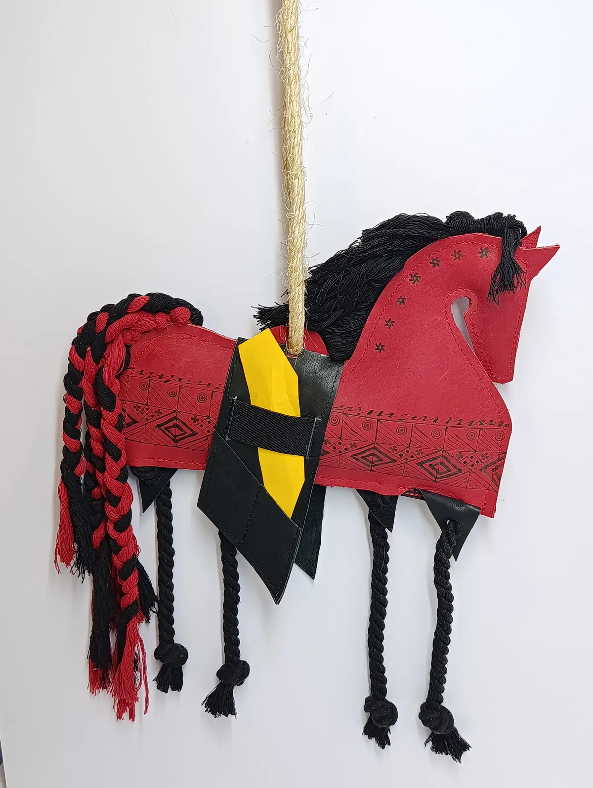 Игрушка для лошади Мезенский конь Красный с дозатором корма